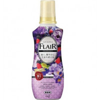 KAO "Flare Fragrance Dressy Berry" Кондиционер-смягчитель для белья с ароматом цветов и ягод 570 мл